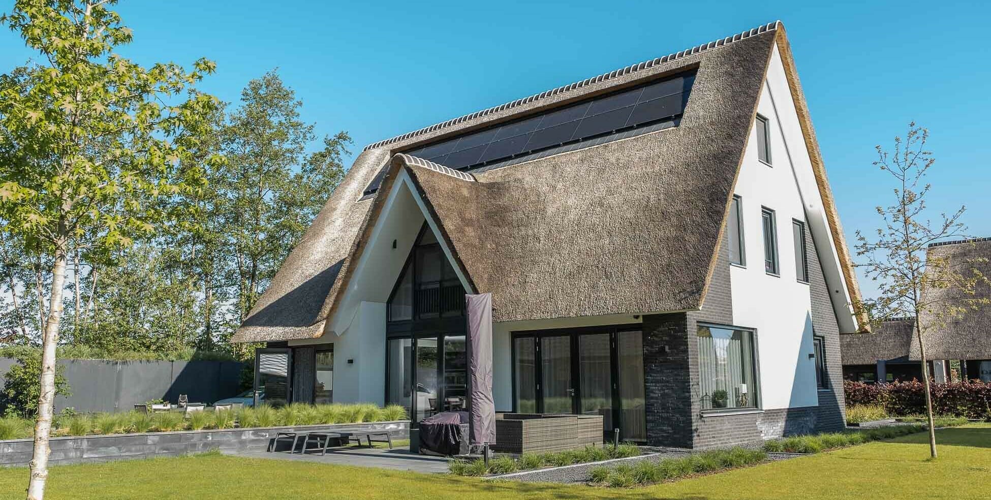 Nieuwbouw rietgedekte villa Harderwijk, ontwerp Valk Architecten